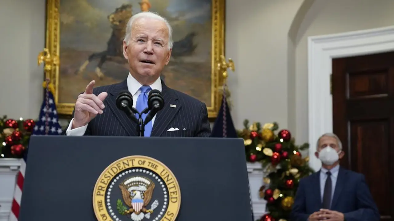 Presiden Joe Biden bersama Dr. Anthony Fauci di Ruang Roosevelt Gedung Putih, Senin, 29 November 2021, di Washington, saat Dr. Anthony Fauci.
