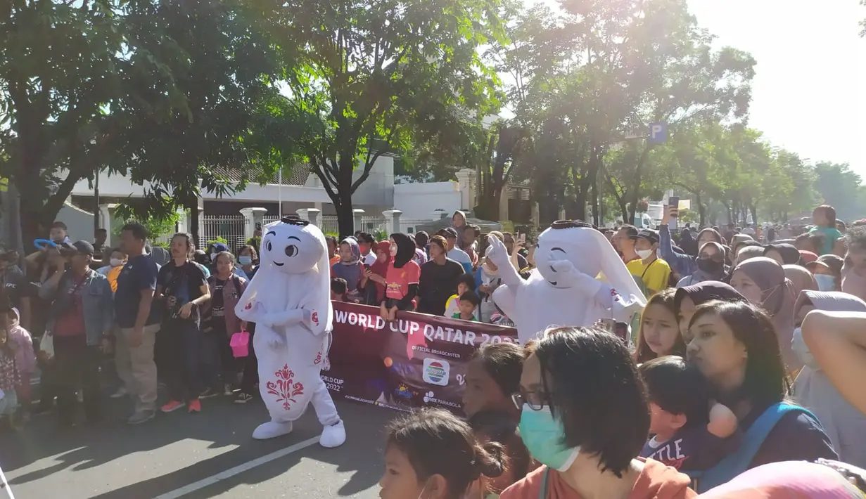 Maskot Piala Dunia 2022, La'eeb menyapa warga saat menyemarakan CFD Jl Slamet Riadi, Solo, Minggu (30/10/2022). Maskot Piala Dunia 2022 itu berinteraksi dengan warga Solo untuk menggaungkan semangat Piala Dunia 2022 yang kurang dari sebulan akan digulirkan. (FOTO: Dok. SCM)