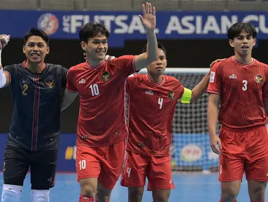 Setelah menelan kekalahan 0-5 dari Iran di laga pertama Grup C Kejuaraan Futsal AFC Piala Asia 2022 di Kuwait, Timnas Futsal  Indonesia berhasil bangkit dan memukul Lebanon dengan skor telak 7-2 dalam laga kedua di Saad Al Abdullah Hall, Kuwait, Jumat (30/9/2022) malam WIB. Dengan kemenangan ini Mochamad Iqbal dan kawan-kawan masih memelihara peluang lolos ke perempatfinal. (AFC/Khaleel Nadoum)