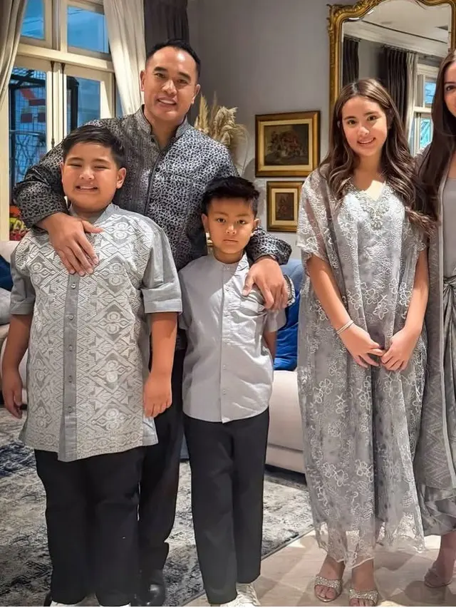 Gaya Selebritis Kenakan Baju Lebaran Nuansa Earth Tone.