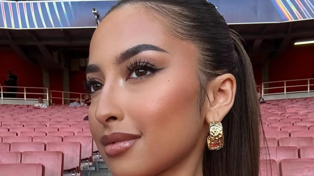 Potret Jennifer Coppen Tampil ala Latina Girl dengan Makeup Soft Glam saat Nonton Pertandingan Arsenal