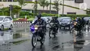 Personel Brimob mengendarai sepeda motor di kawasan Bundaran HI, Jakarta, Kamis (31/12/2020). Dalam pengamanan malam tahun baru, Polda Metro Jaya menurunkan sebanyak 8.139 personel gabungan dan disebar ke beberapa titik sesuai dengan wilayah hukumnya masing-masing (Liputan6.com/Faizal Fanani)