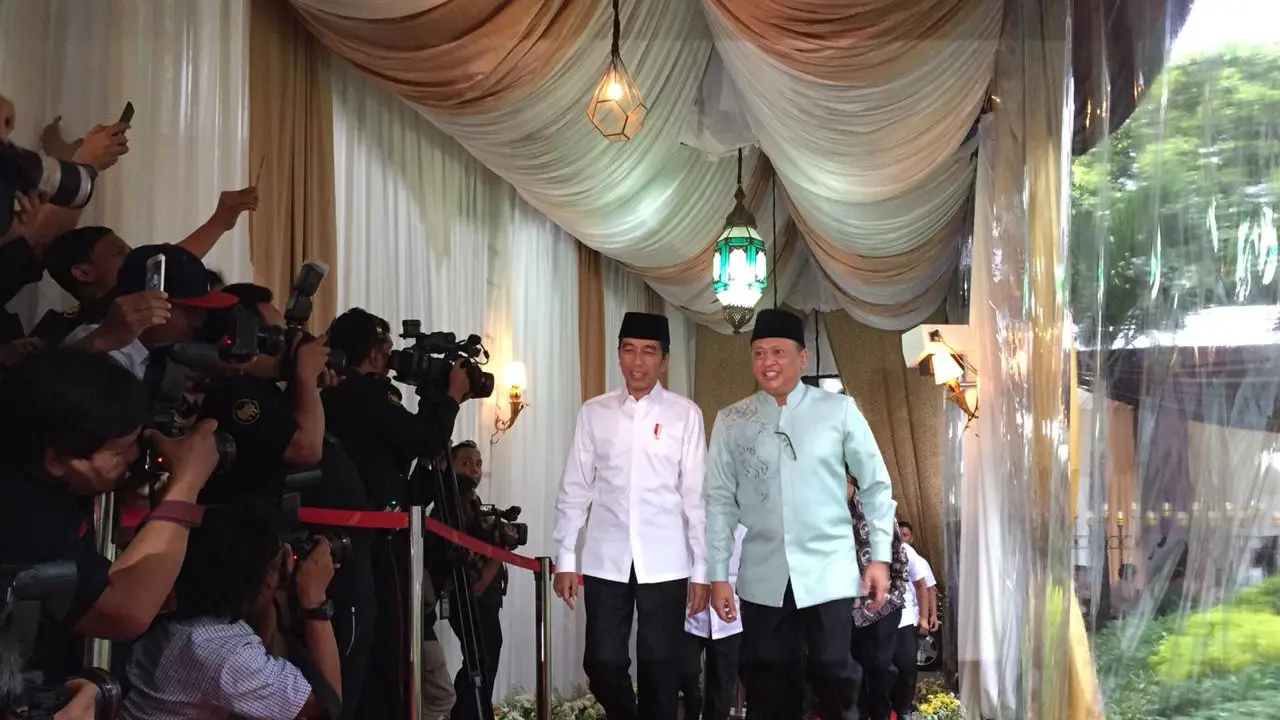 Jokowi hadir memenuhi undangan buka puasa bersama di rumah dinas Ketua DPR Bambang Soestyo di Jalan Widya Chandra III, Nomor 9. (Merdeka.com)