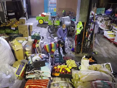 Para staf Food For All mempersiapkan makanan untuk tunawisma di London, Inggris, Selasa (31/3/2020). Pemerintah Inggris terus berupaya memerangi wabah corona COVID-19, sementara komunitas hingga badan amal berusaha menyediakan makanan bagi kelompok masyarakat paling rentan. (Xinhua/Tim Ireland)