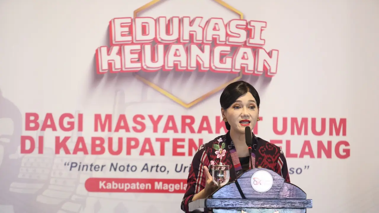 Kepala Eksekutif Pengawas Perilaku Pelaku Usaha Jasa Keuangan, Edukasi dan Pelindungan Konsumen OJK Friderica Widyasari Dewi, dalam kegiatan edukasi keuangan kepada penduduk desa yang diselenggarakan di Balai Ekonomi Desa Ngargogondo, Kec. Borobudur.