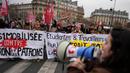 Para pemuda melakukan aksi unjuk rasa pada hari Selasa, 31 Januari 2023 di Paris. Dari pulau-pulau kecil hingga kota-kota besar, para demonstran memprotes pemerintah terkait rencananya untuk menaikkan kembali usia pensiun. Para pemimpin buruh menargetkan untuk membawa lebih dari 1 juta pengunjuk rasa ke jalan-jalan dalam apa yang digambarkan oleh seorang pemimpin sayap kiri veteran sebagai "pemberontakan warga negara." (AP Photo/Thibault Camus)