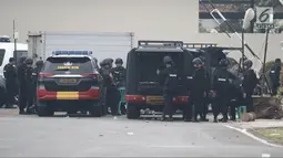Polisi dengan rompi antipeluru berjaga di depan Rutan Cabang Salemba Mako Brimob seusai operasi penanggulangan di Depok, Kamis (10/5). Polri telah menghentikan operasi penanggulangan penyanderaan pada Kamis pukul 07.15. (Liputan6.com/Herman Zakharia)