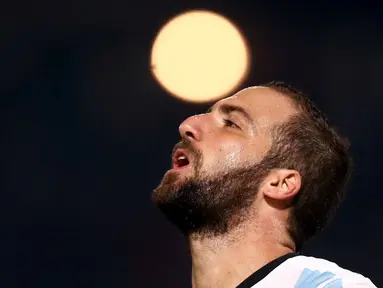 Kekecewaan Gonzalo Higuaín setelah Argentina kalah 0-1 di kandang sendiri saat menjamu Paraguay, pada laga Kualifikasi Piala Dunia 2018 zona Amerika Selatan, di Stadion Mario Kempes, Cordoba, Rabu (12/10/2016) pagi WIB. (Reuters/Marcos Brindicci)