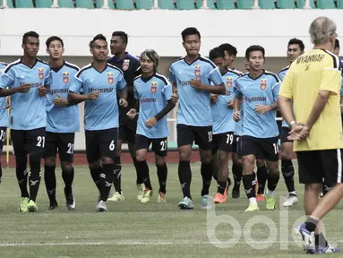 Pemain Timnas Myanmar menggelar latihan jelang pertandingan uji coba melawan Timnas Indonesia U-22 di Stadion Pakansari, Bogor, Senin (20/3/2017). Pada laga tersebut Myanmar menyatakan siap bungkam timnas Indonesia U-22. (Bola.com/M iqbal Ichsan)