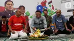 Wakil Ketua 1 PSSI, Zainudin Amali memotong tumpeng saat syukuran menyambut hari ulang tahun PSSI ke-93 di Stadion Utama Gelora Bung Karno, Jakarta, Jumat (14/3/2023). (Liputan6.com/Herman Zakharia)