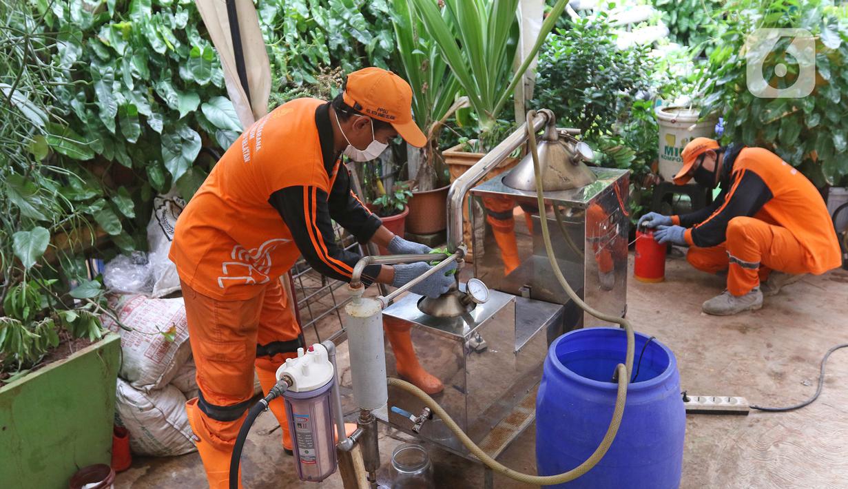 Petugas PPSU Kelurahan Kota Bambu Selatan mengolah sampah plastik menjadi solar di Bank Sampah Hasil Berkah, Jakarta, Kamis (11/11/2021). Sampah plastik dikonversi menjadi solar menggunakan alat mesin pirolisis untuk mengurangi pencemaran lingkungan. (Liputan6.com/Herman Zakharia)