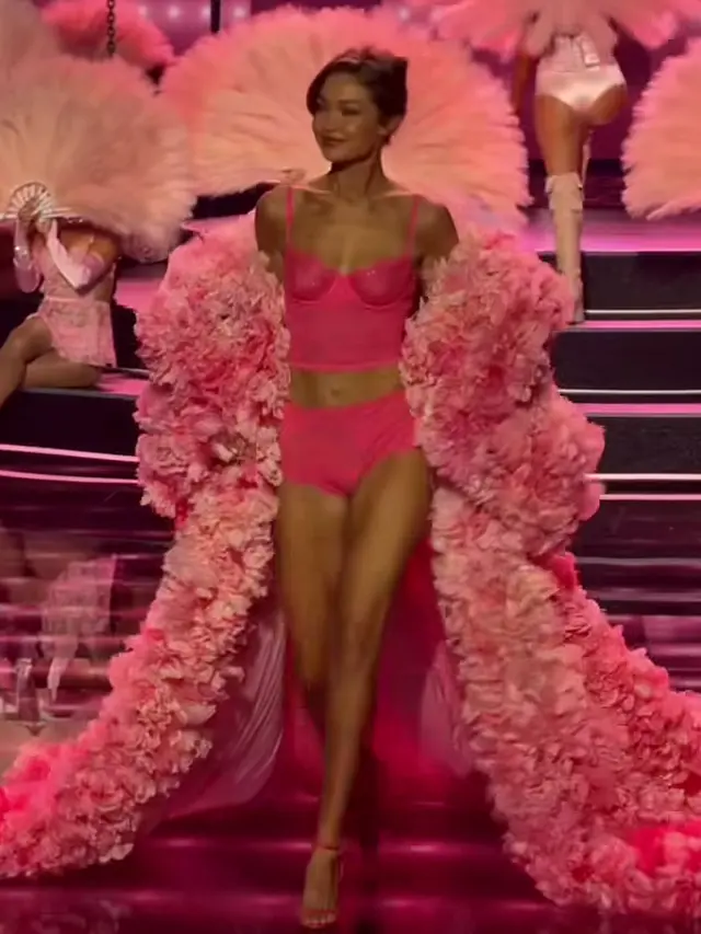 Gigi Hadid Kembali ke Fashion Show Victoria Secret 2025 pakai lingerie serba pink. [@voguemagazine]