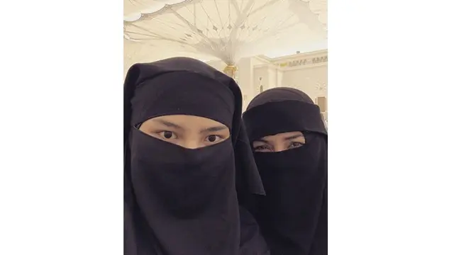 Curi Perhatian, Ini 7 Gaya Rosa Meldianti Saat Umroh dengan Ibunda