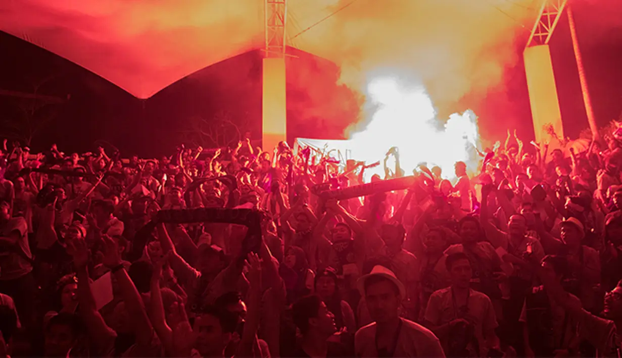 Ratusan anggota Inter Club Indonesia menyalakan suar pada acara puncak Gathering Nasional ke-4 di GWK, Bali, Sabtu (29/8/2015). (Bola.com/Vitalis Yogi Trisna)