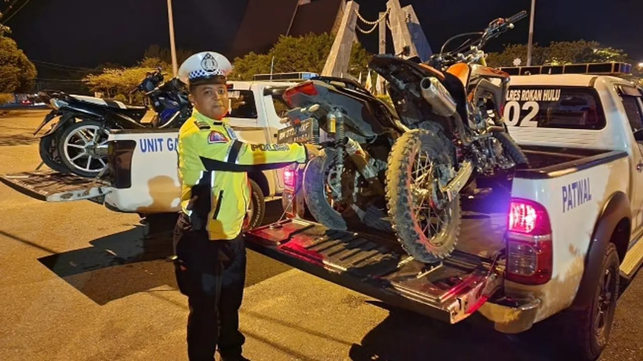 Personel Satuan Lalu Lintas menindak sepeda motor yang menggunakan knalpot brong atau bising.
