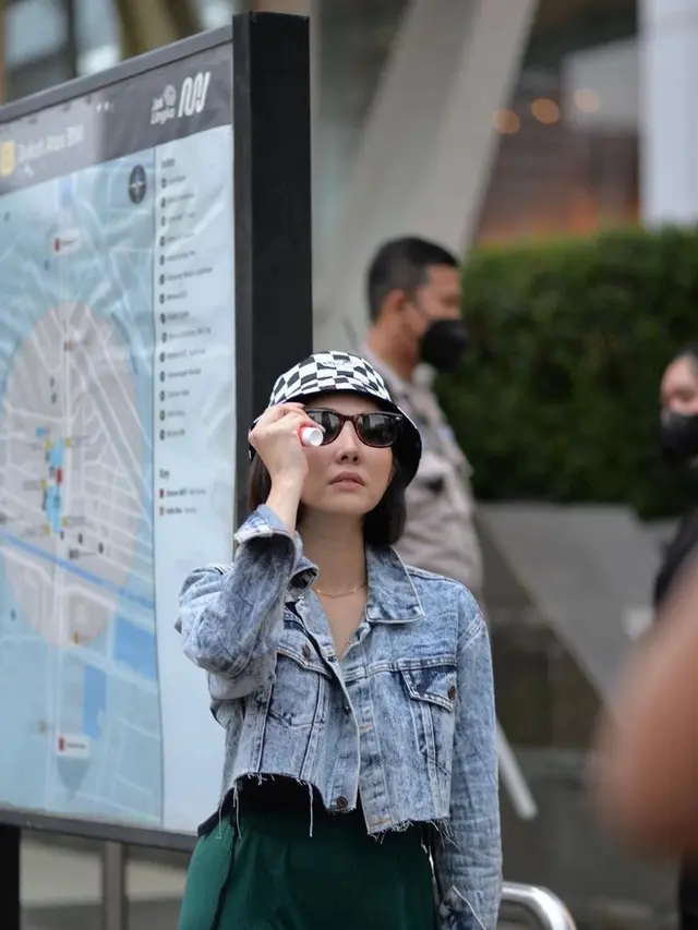 8 Potret Gisella Anastasia Ikut Catwalk di Citayam Fashion Week, Tampil Kece dengan Streetwear