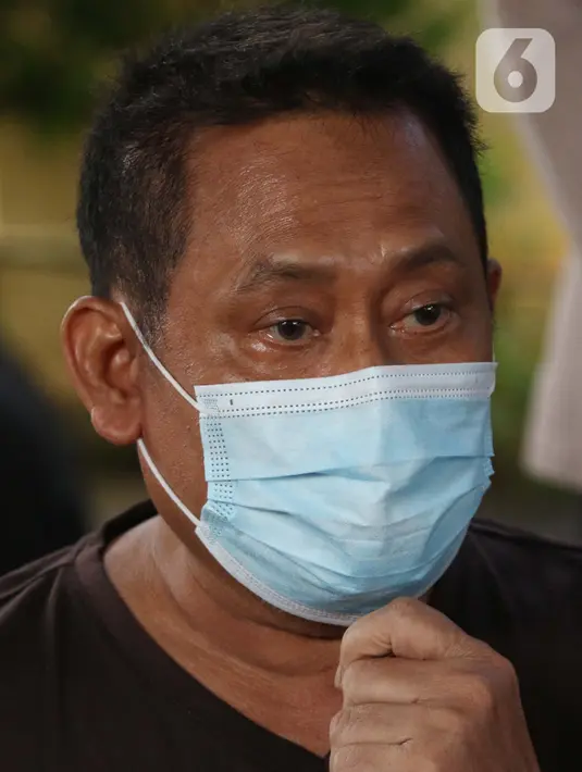 Supeno Hendri Kiswanto, ayah dari Okky Bisma korban kecelakaan pesawat Sriwijaya Air SJ 182, saat memberi keterangan kepada pewarta seusai mengurus pengambilan jenazah Okky Bisma di Posko Ante Mortem, RS Bhayangkara RS Sukanto, Jakarta, Rabu (13/1/2021). (Liputan6.com/Helmi Fithriansyah)