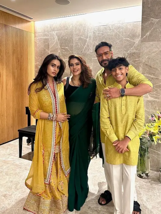 Kajol tampil dengan saree bernuansa hijau dengan inner crop hitam dan selendang serta bawahan rok panjangnya. [@kajol]