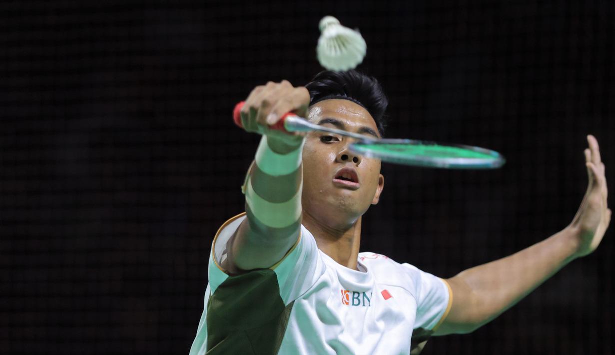 Tanpa ampun, Alwi Farhan menyudahi perlawanan Panitchaphon Teeraratsakul di set pertama dengan skor 15-5. Tampak dalam foto, pebulu tangkis tunggal putra Indonesia, Alwi Farhan saat bertanding melawan wakil Thailand, Panitchaphon Teeraratsakul, pada laga final Indonesia Masters 2026 di Istora Gelora Bung Karno, Senayan, Jakarta, Minggu (25/1/2026). (Bola.com/Bagaskara Lazuardi)