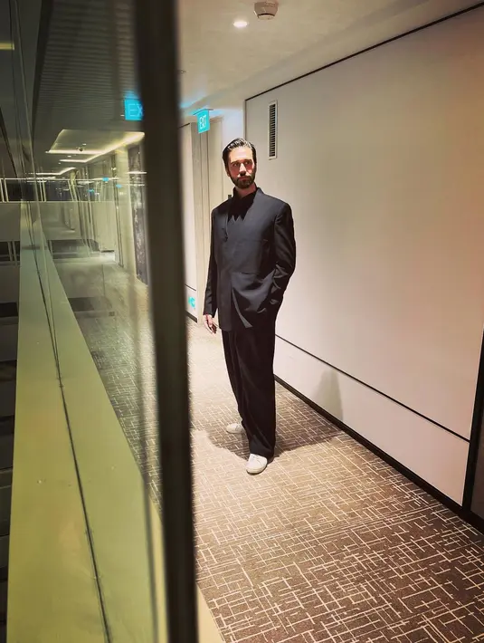 Kenakan double sling suit dan loose pants hitam, Michael terlihat charming [@michaelswahr]