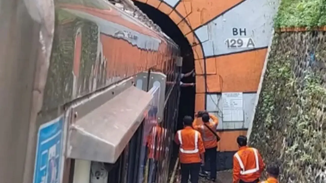 Kereta Api Logawa tertahan di Terowoangan Gunung Gumitir (Istimewa)