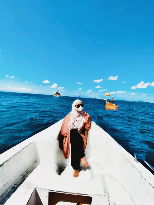 Wanita Ini Minta Foto Kedua Temannya Dihapus, 7 Hasil Editannya Bikin Tepuk Jidat