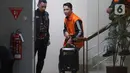 Penetapan status tersangka dan penahanan Bupati Rejang Lebong, Muhammad Fikri Thobari, berdasarkan bukti-bukti awal dan ekspose atas kasus Operasi Tangkap Tangan (OTT) KPK di wilayah Provinsi Bengkulu. Tampak dalam foto, Bupati Rejang Lebong, Muhammad Fikri Thobari, saat digiring petugas menuju mobil tahanan usai menjalani pemeriksaan di Gedung Merah Putih Komisi Pemberantasan Korupsi (KPK), Jumat (11/3/2026) dini hari WIB. (Liputan6.com/Helmi Fithriansyah)