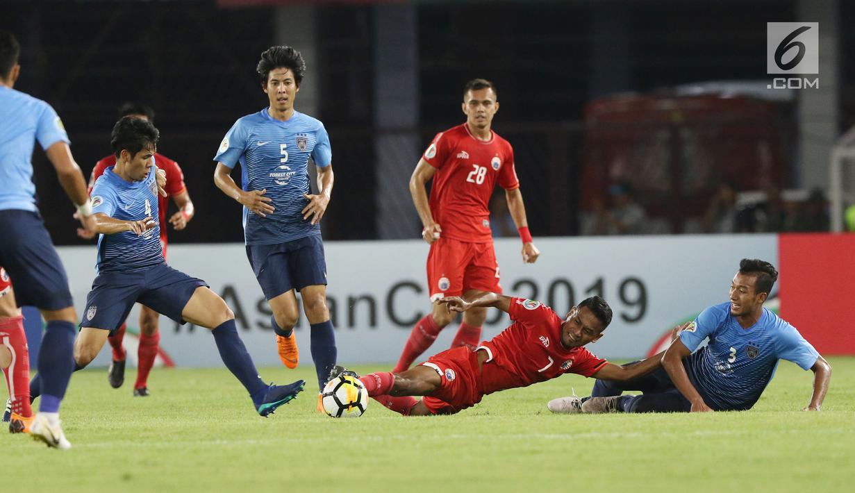 Gelandang Persija, Ramdani Lestaluhu (kedua kanan) berebut bola dengan pemain Johor Darul Takzim pada lanjutan penyisihan Grup H Piala Asia 2018 di Stadion GBK, Jakarta, Selasa (10/4). Babak pertama Persija unggul 3-0. (Liputan6.com/Helmi Fithriansyah)