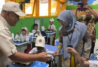 Kepala Badan Gizi Nasional (BGN), Dadan Hindayana berkunjung ke SDN 01 Kalibaru, Cilincing, Jakarta Utara, Kamis (8/1/2026).  (Winda Nelfira/Liputan6.com)