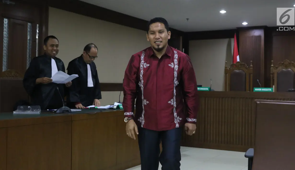 Bupati Bener Meriah, Ahmadi usai menjalani sidang perdana kasus dugaan suap alokasi dan penggunaan anggaran Dana Otonomi Khusus Aceh di Pengadilan Tipikor, Jakarta, Kamis (27/9). Sidang mendengar pembacaan dakwaan JPU. (Liputan6.com/Helmi Fithriansyah)