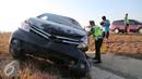 Petugas kepolisian memeriksa kendaraan yang mengalami kecelakaan di Tol Cipali, Jawa Barat, Senin (13/7/2015). Mobil bernomor polisi D 1807 PB tersebut menabrak penanda jalan di Km 149+800. (Liputan6.com/Herman Zakharia)
