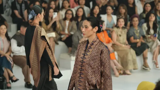 Felicia Budi menampilkan koleksi tenun Sobi dari Muna, Sulawesi Tenggara, dengan pendekatan yang modern dan urban.