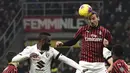 Striker AC Milan, Zlatan Ibrahimovic, menyundul bola saat melawan Torino pada laga Coppa Italia di Stadion San Siro, Milan, Selasa (28/1). Milan menang 4-2 atas Torino. (AFP/Miguel Medina)