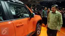 Wakil Presiden Jusuf Kalla melihat salah satu mobil yang dipajang dalam Pameran Indonesia Internasional Motor Show 2015 di JI Expo Kemayoran, Jakarta, Rabu (19/8/2015). Sekitar 50 merek kendaraan ikut dalam pameran ini. (Liputan6.com/Helmi Fithriansyah) 