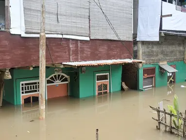  Warga menunggu banjir surut di kawasan Cawang, Jakarta, Selasa (21/2). Akibat curah hujan yang tinggi sejumlah pemukiman di bantaran Ciliwung kelurahan Cawang dan Rawajati terendam banjir. (Liputan6.com/Yoppy Renato)