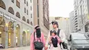 <p>Aurel Hermansyah bersama suami dan putrinya sedang menjalankan ibadah umrah. Tidak hanya penampilan putrinya, baby Ameena yang menggemaskan didandanni lengkap dengan hijab, tapi juga penampilan istri Atta Halilintar itu berbeda dari biasanya. [Instagram/aurelie.hermansyah]</p>