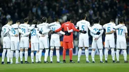 Para pemain Real Madrid mengheningkan cipta sebelum melawan Dortmund pada laga Liga Champions di Stadion Santiago Bernabeu, Madrid, Rabu (6/12/2017). Ritual ini dilakukan untuk mengenang madrid Henning Jensen. (AP/Francisco Seco)