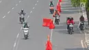 Pengendara sepeda motor melintasi jalur sepeda di Jalan MH Thamrin, Jakarta, Selasa (24/9/2019). Jalur sepeda yang mulai diuji coba pada 20 September 2019 lalu tersebut belum steril dari kendaraan bermotor. (Liputan6.com/Herman Zakharia)