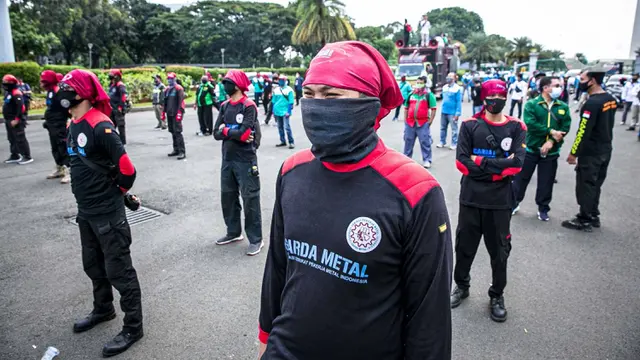 FOTO: Geruduk MK, Buruh Tuntut THR hingga Pengusutan Dugaan Korupsi BPJS Ketenagakerjaan