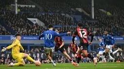 Pemain Everton, Iliman Ndiaye (kedua kiri) berusaha mencetak gol ke gawang Bournemouth yang dijaga oleh Kepa Arrizabalaga dalam laga lanjutan Piala FA 2024/2025 di Goodison Park, Liverpool, Inggris, Minggu (09/02/2025) WIB. (AFP/Paul Ellis)