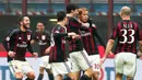 Pemain AC Milan,  Keisuke Honda (2kanan) merayakan golnya ke gawang CFC Genoa bersama rekan-rekannya pada lanjutan Liga Italia Serie A di Stadion  San Siro, Milan, Minggu (14/2/2016) WIB.  (EPA/Matteo Bazzi)
