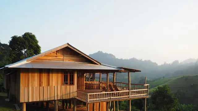 Model Rumah Panggung Sederhana yang Cocok di Lahan Miring (AI)