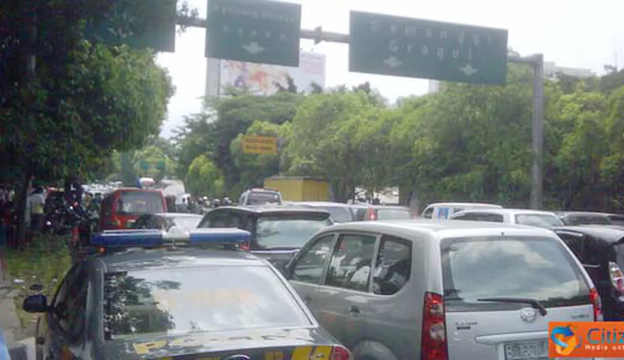 Citizen6, Jakarta: Parkiran liar didepan Kantor BNN-Cawang, Jakarta Timur menyebabkan kemacetan diruas jalan tersebut. (Pengirim: Untung)