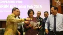 Menkeu Sri Mulyani berbincang dengan Dirjen saat konferensi pers APBN KiTa Edisi Feb 2019 di Jakarta, Rabu (20/2). Realisasi defisit APBN pada Januari lebih tinggi dari periode yang sama tahun lalu mencapai Rp37,7 triliun. (Liputan6.com/Angga Yuniar)