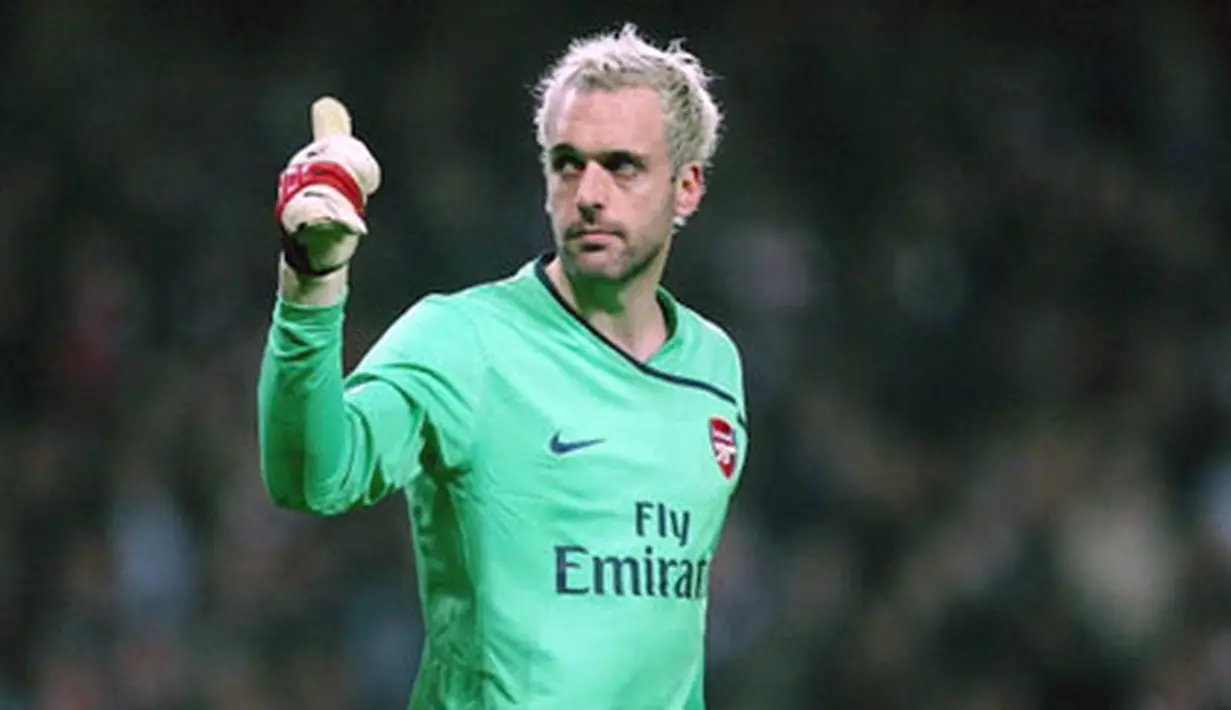 Arsenal's Spanish goalkeeper Manuel Almunia during their Champions League match against AS Roma at Emirates football stadium, in London on February 24, 2009. AFP PHOTO/Carl de Souza 