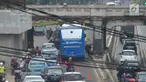 Bus Transjakarta tersangkut jembatan rel kereta api.
