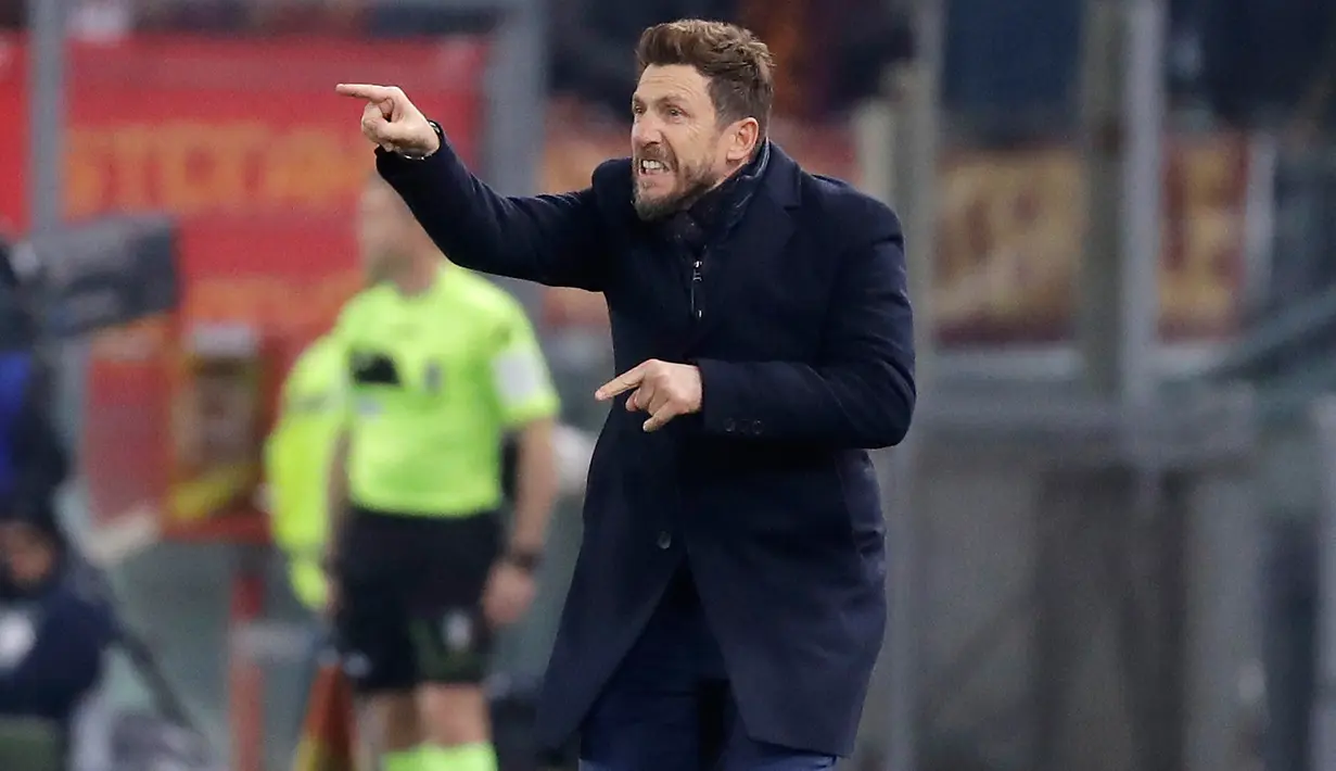 Pelatih AS Roma, Eusebio Di Francesco menginstruksikan pemainnya saat bertanding melawan Inter Milan pada lanjutan Liga Italia di stadion Olimpiade Roma (3/11). Roma bermain imbang 2-2 atas Inter. (AP Photo/Andrew Medichini)