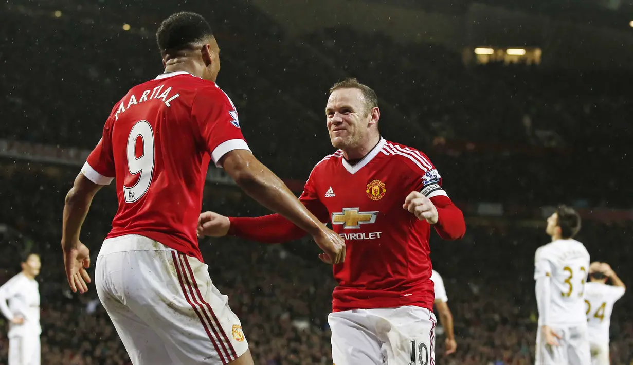  Penyerang Manchester United, Wayne Rooney merayakan golnya bersama Anthony Martial pada lanjutan Liga Premier Inggris di Stadion Old Trafford, Sabtu (02/01/2016). Manchester United menang 2-1. (Reuters/Andrew Yates)