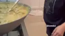 Tak lupa ia pun mengenakan disposable hair warna putih di atas rambut pixie cut blondenya. Hal ini tentu dilakukan untuk menjaga kebersihan saat memasak. Terlihat, BCL sedang mengaduk rendang satu wajan besar penuh. [@bumiauw]