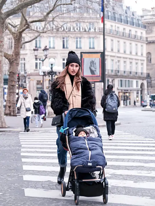 Dalam liburannya ke negara sang suami, Louise pun mengajak sang buah hati, Baby Liam. Banyak momen ia habiskan bersama Baby Liam untuk jalan-jalan menikmati indahnya kota-kota yang ada di Perancis hingga Italia. Tetap tampil stylish, Louise pun terlihat bak seorang ABG seperti yang diungkapkan para netizen. (Liputan6.com/IG/@louiseans)